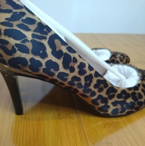 NIB BANDOLINO Leppard print heels 9